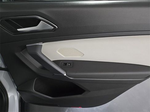 Used 2018 Volkswagen Tiguan SE w/ Panoramic Sunroof Package image 22