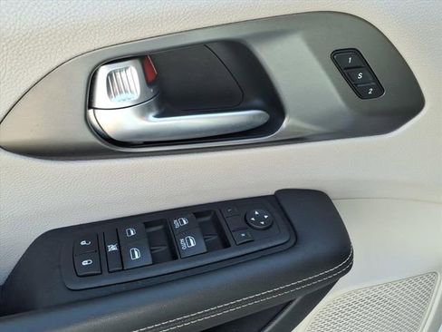 Used 2024 Chrysler Pacifica Touring-L image 20