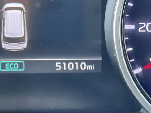 Used 2024 Kia Carnival LX image 12