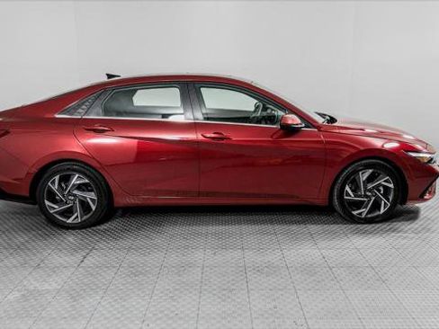 Used 2025 Hyundai Elantra SEL FWD image 9