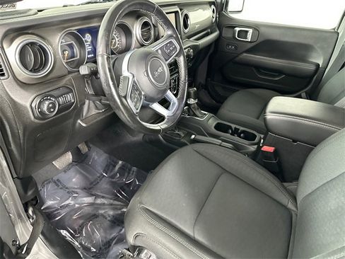 Certified 2020 Jeep Gladiator Overland w/ Cold Weather Group image 23