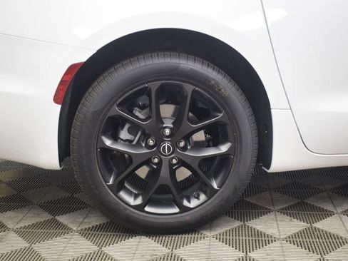 New 2026 Chrysler Pacifica Limited w/ S Appearance Package image 9