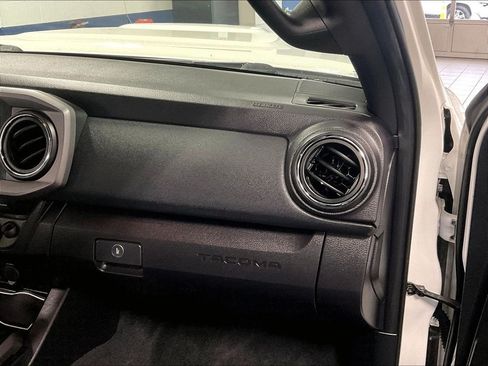 Used 2022 Toyota Tacoma TRD Sport w/ Technology Package AWD/4WD image 13