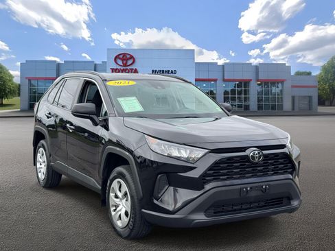 Used 2021 Toyota RAV4 LE AWD/4WD image 2