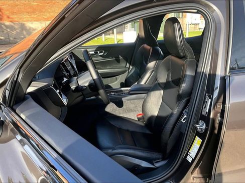 Used 2025 Volvo S60 B5 Core FWD image 34