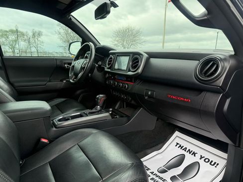 Used 2017 Toyota Tacoma TRD Off-Road w/ Premium & Technology Package image 15