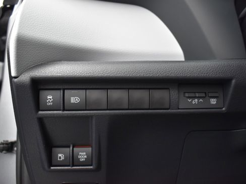 Used 2025 Toyota Sienna XLE FWD image 17