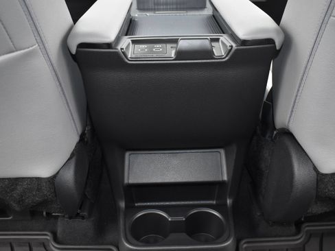 Used 2026 Toyota Sienna XLE FWD image 18