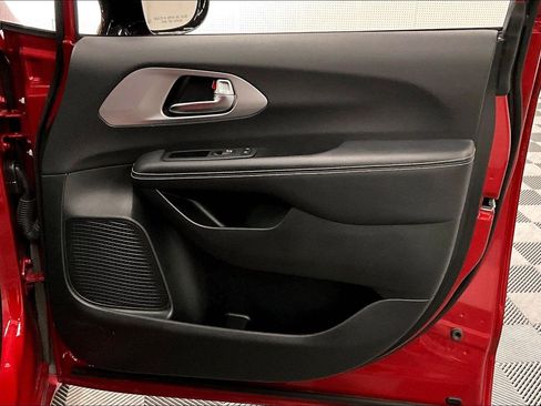 Used 2025 Chrysler Pacifica Limited FWD image 20