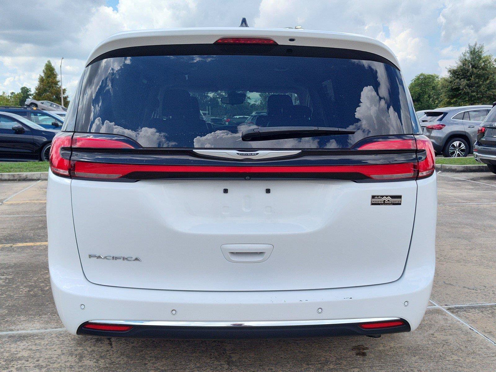 Used 2024 Chrysler Pacifica Touring-L FWD image 5