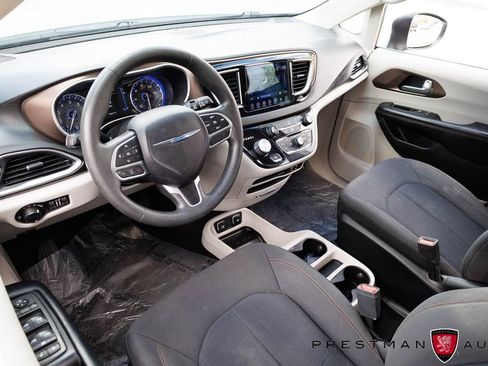 Used 2017 Chrysler Pacifica Touring image 18