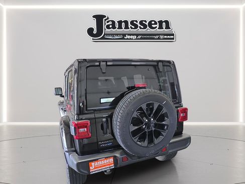 Used 2025 Jeep Wrangler Unlimited Sahara AWD/4WD image 4