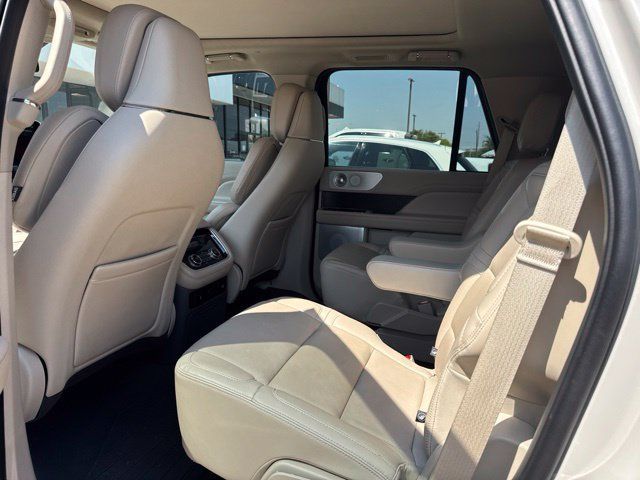 Used 2021 Lincoln Navigator Reserve AWD/4WD image 8