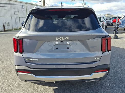 Used 2024 Kia Sorento S image 5