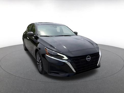 Used 2025 Nissan Altima 2.5 SV FWD image 3