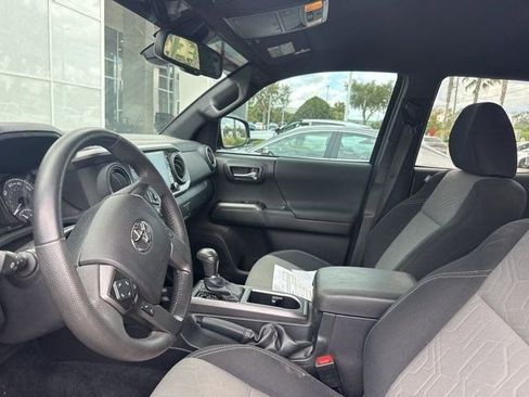 Used 2022 Toyota Tacoma TRD Sport w/ Technology Package AWD/4WD image 3