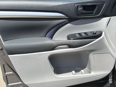 Used 2019 Toyota Highlander LE FWD image 10