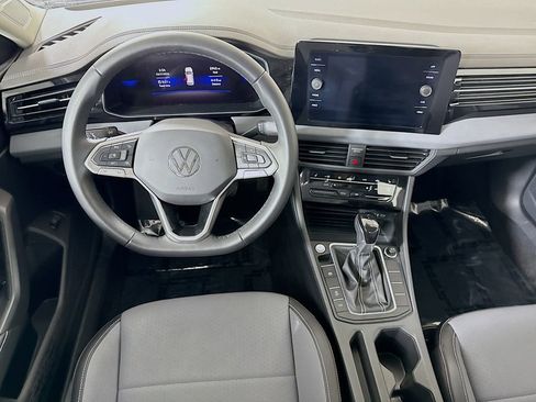 Used 2025 Volkswagen Jetta SE image 3