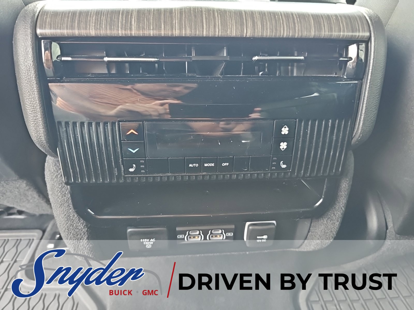 Used 2024 Jeep Wagoneer L Series II w/ Flexible Seating Group AWD/4WD image 25