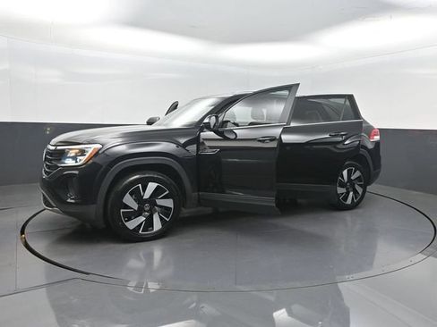 Used 2024 Volkswagen Atlas Cross Sport SE FWD image 34