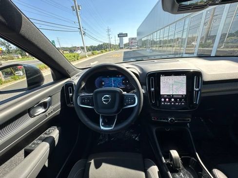 Certified 2025 Volvo XC40 B5 Plus AWD/4WD image 21