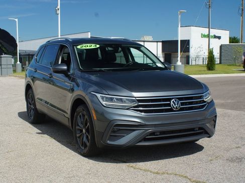 Used 2024 Volkswagen Tiguan SE FWD image 2