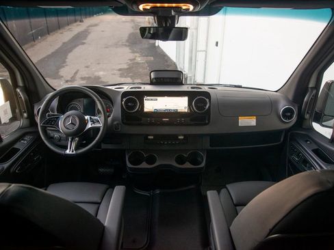 Used 2025 Mercedes-Benz Sprinter 2500 image 27