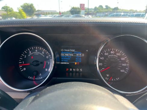 Used 2017 Ford Mustang Coupe RWD image 12