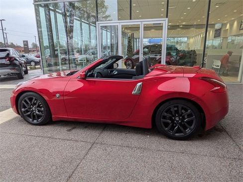 Used 2019 Nissan 370Z Roadster image 2