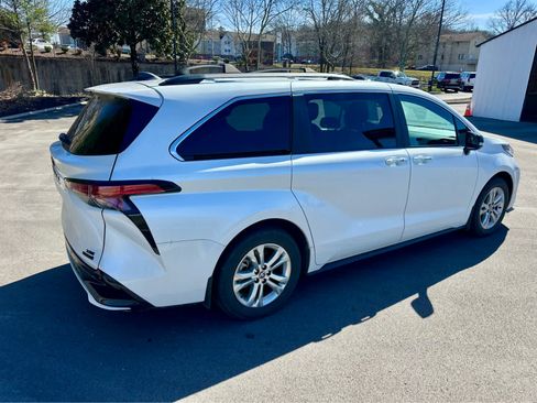 Used 2023 Toyota Sienna XSE image 5
