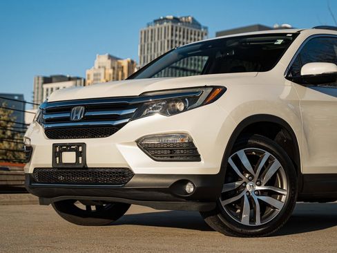 Used 2017 Honda Pilot Touring image 2