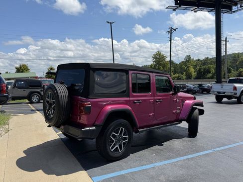 Used 2024 Jeep Wrangler Unlimited Sahara w/ Technology Group AWD/4WD image 3