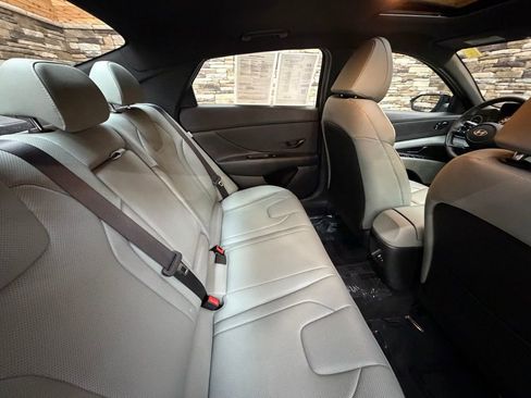 Certified 2025 Hyundai Elantra Limited image 30