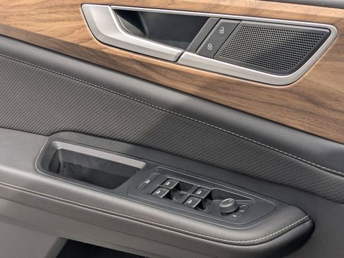 Used 2025 Volkswagen Atlas SE image 13