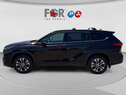 Used 2022 Toyota Highlander XLE AWD/4WD image 2