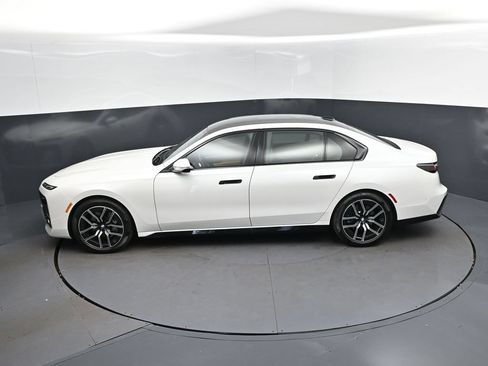 Used 2026 BMW 740i RWD image 32