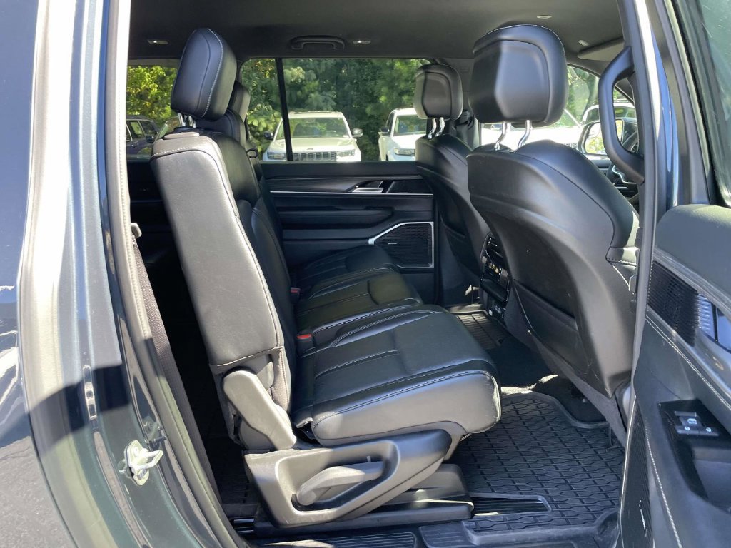 Certified 2024 Jeep Wagoneer L Series II w/ Flexible Seating Group AWD/4WD image 18