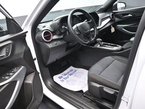 Used 2025 Chevrolet Trax RS w/ Sunroof Package FWD image 9