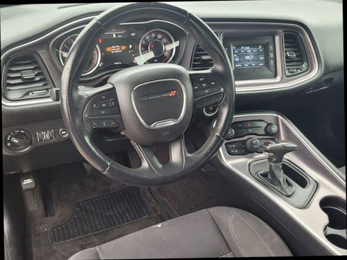 Used 2015 Dodge Challenger SXT image 17
