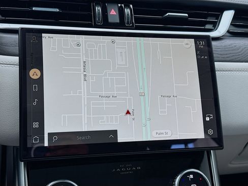 Used 2022 Jaguar XF SE RWD image 9