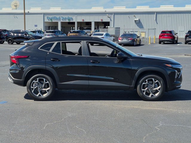 Used 2025 Chevrolet Trax LT FWD image 4