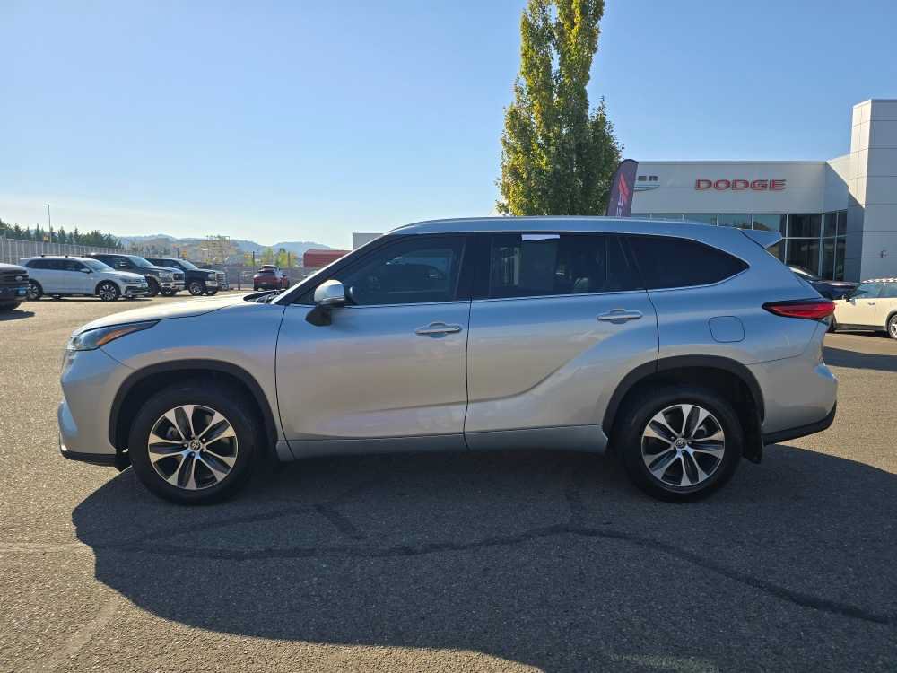 Used 2022 Toyota Highlander XLE AWD/4WD image 2