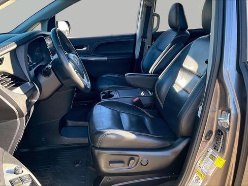 Certified 2017 Toyota Sienna SE Premium FWD image 7