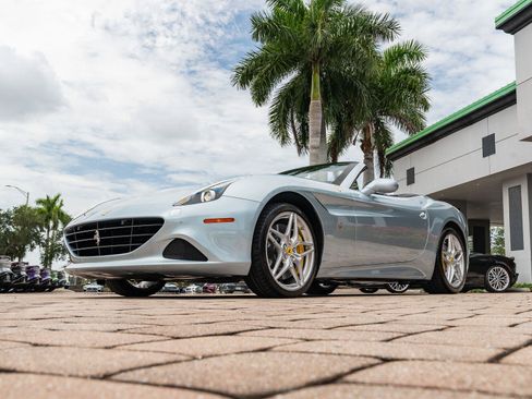 Used 2016 Ferrari California T RWD image 9