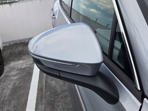 Used 2025 Volkswagen Tiguan SE w/ Panoramic Sunroof Package AWD/4WD image 9