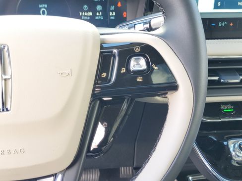 New 2026 Lincoln Corsair Premiere image 18