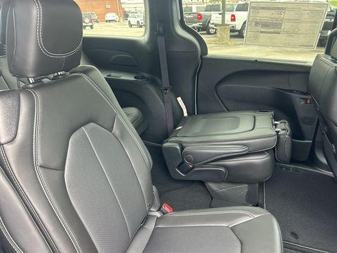New 2027 Chrysler Pacifica Select FWD image 15