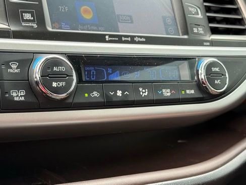Used 2019 Toyota Highlander Limited FWD image 24