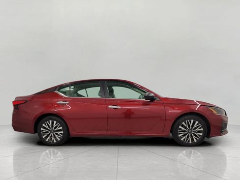Used 2025 Nissan Altima 2.5 SV FWD image 40