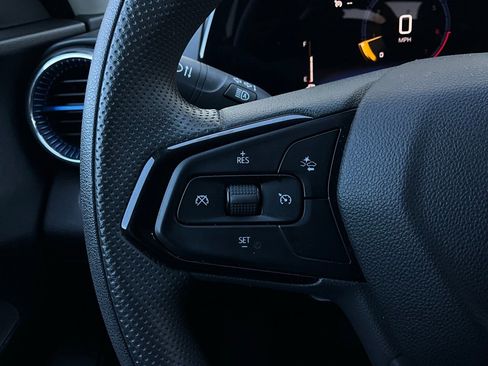 Used 2025 Chevrolet Trax LT image 31